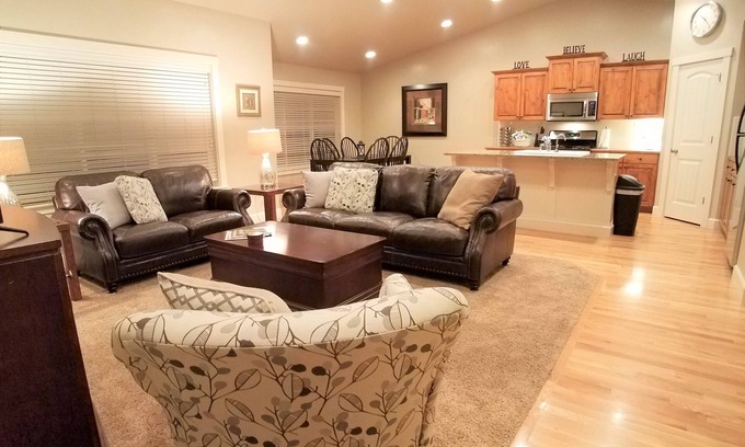 Meridian House | Paramount ~ One Story 3bdrm/2bath home. Pools, close to Parks, Golf, shopping.