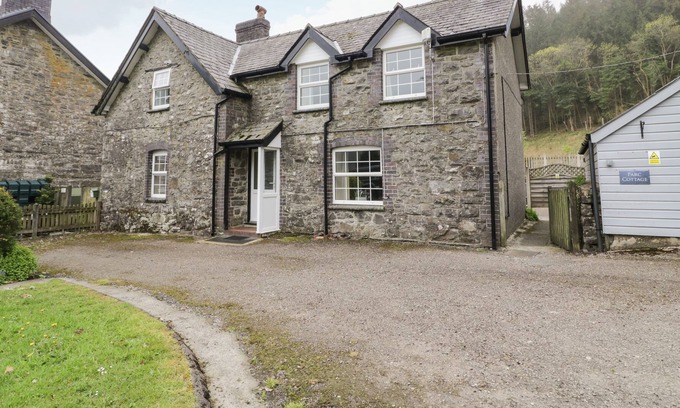 Llanfair Caereinion Cottage | PARC COTTAGE, family friendly, with hot tub in Llanwddyn