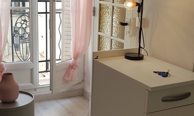 15th Arrondissement Apartment | Paris 15 : Cosy, secure studio with small balcony in a quiet location. Transport, vélib'.