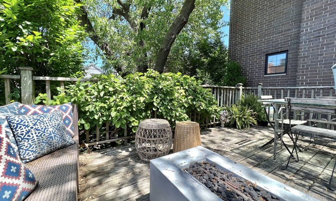 Lakeview House | Paris Chic, walk to Wrigley, Lake, Southport, Parking included