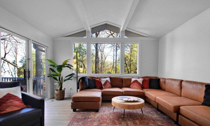 Greenville - Spartanburg House | Paris Mountain Getaway - Stephane · Cozy Retreat near Paris Mtn State Park Slee