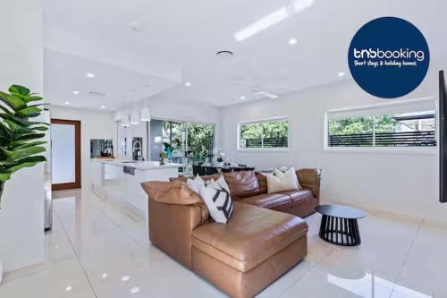 Auchenflower Villa | Park Avenue Luxe Chic Townhouse Sleeps 9, Carpark