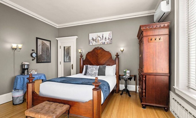Congdon Park House | Park Avenue Suite w/Jacuzzi & Fireplace