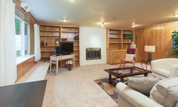 North City Apartment | Park Like Setting Newly Remodeled kitchen, 3 Bedroom Duplex