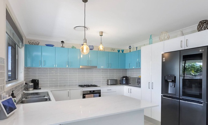Mannering Park House | Park on the Lake - Walking distance to Lake!