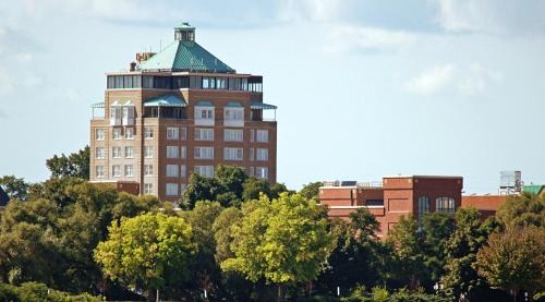 Traverse City Hotel | Park Place Hotel & Conference Center