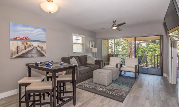 Park Shore Condo | Park Shore Resort Modern Top Floor 2 Bed, 2 Bath Sleeps 6