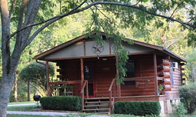 Eureka Springs Cabin | Parkers Hideaway on the White River/Dogwood Cabin, Cabin by the river
