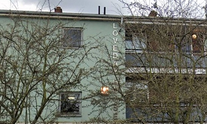 Tulse Hill House | Parking and patio