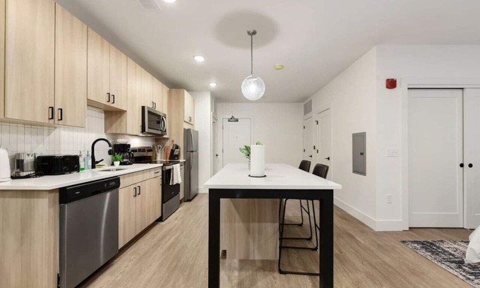 East Liberty Apartment | PARKING+HULU+GYM Near UPMC|Shopping|Universities