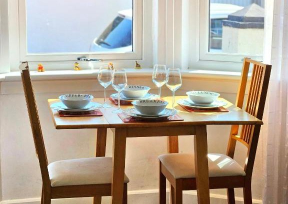 Largs Apartment | Parkside 2 bedrooms appartment with encolsed garden