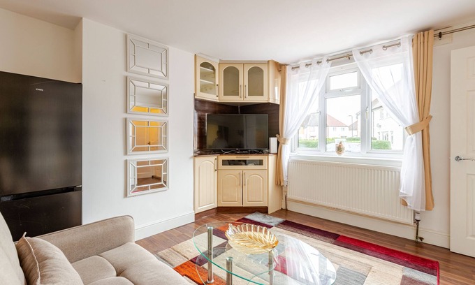 Alperton Apartment | Parkside Haven, Modern 2-Bed Flat with Ensuites, Free Parking & Self Check-In