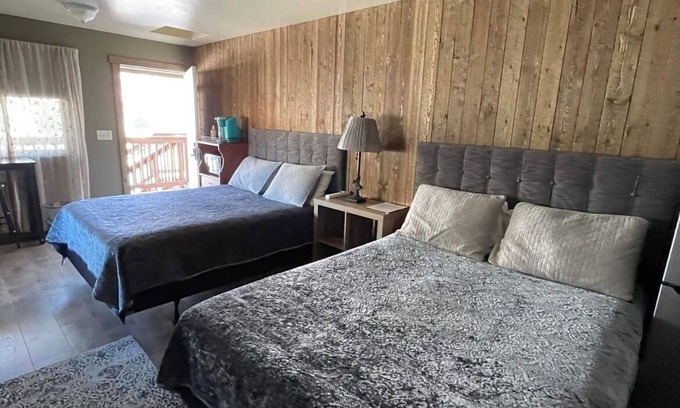 Gardiner Apartment | ParkWay Yellowstone Guest House room #2