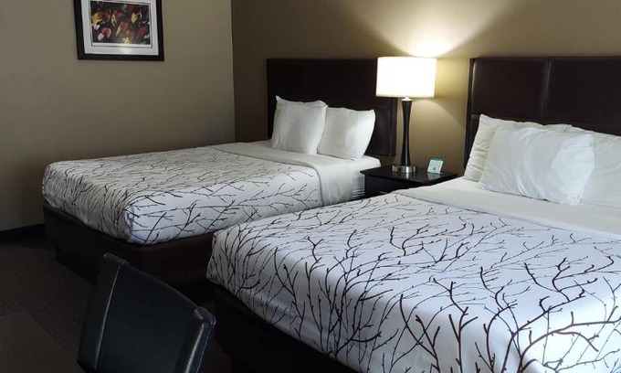 Manhattan Hotel | Parkwood Inn & Suites