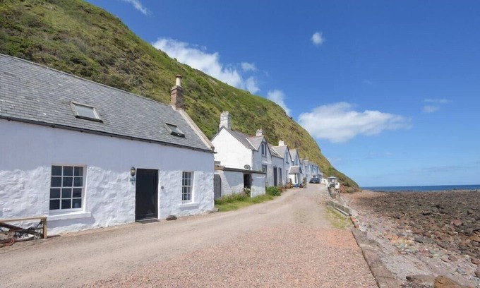 Burnmouth Cottage | PARTAN COTTAGE, with a garden in Lower Burnmouth