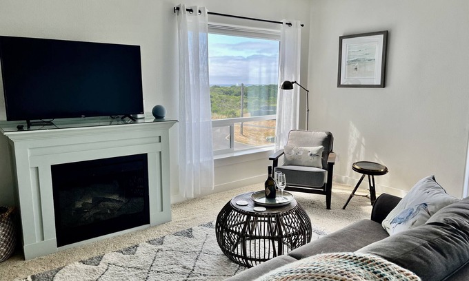 Westport Condo | Partial ocean view ~ Saltwater Heated Pool ~ Hot Tub ~ King Bed!