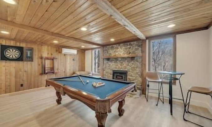 Gainesville House | Party dock | hot tub | pool table | pets ok