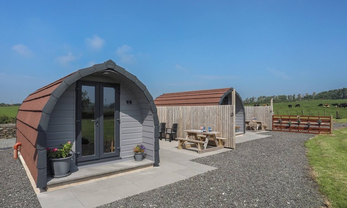 Rhosgoch Cottage | PARYS POD, with hot tub in Amlwch