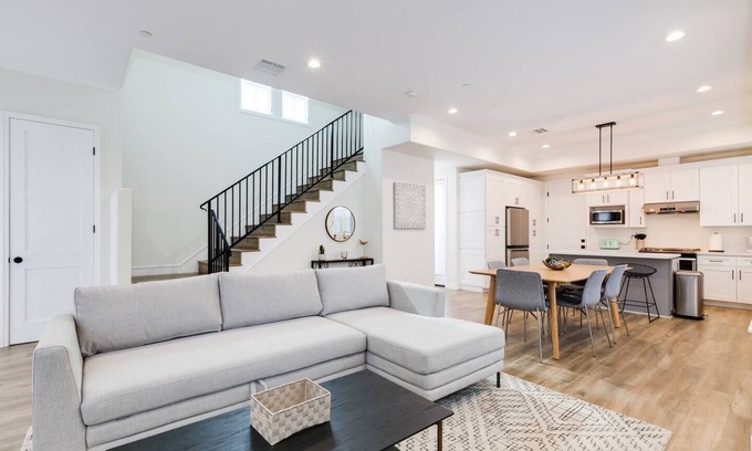 Lamanda Park House | Pasadena Home- Walking Dist. to Rose Bowl Parade