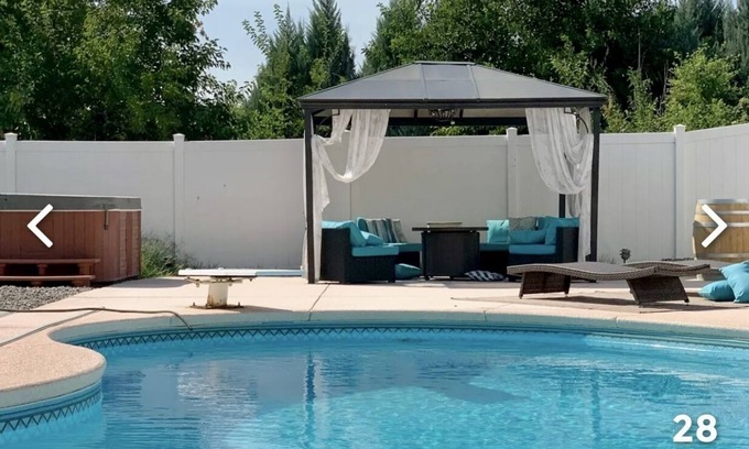 Pasco House | Pasco Oasis Get Away - In-ground pool and hot tub open June-Sept, 4 bed 2.5 bath