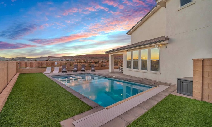 Washington House | Paseos Poolhouse, PRIVATE POOL AND HOT TUB!