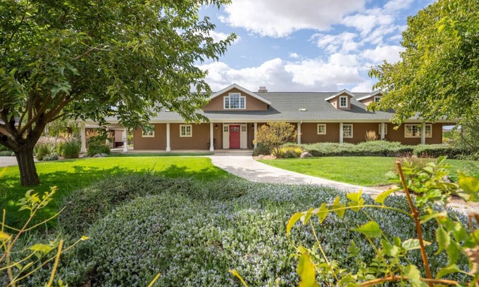 Paso Robles House | Paso Robles Nut House · Casa Delle Noci-Beautiful Rambling Ranch House