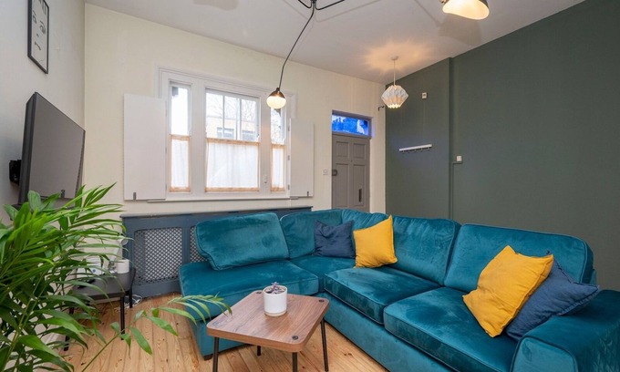 Hackney House | Pass the Keys | Airy 1850s Coach House with Private Balcony