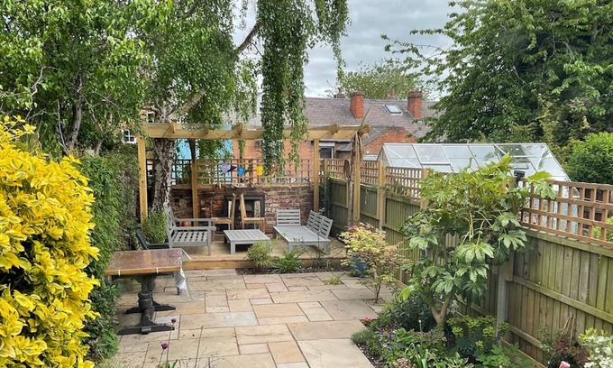 Shrewsbury House | Pass the Keys | Beautiful 3 story townhouse close to town centre