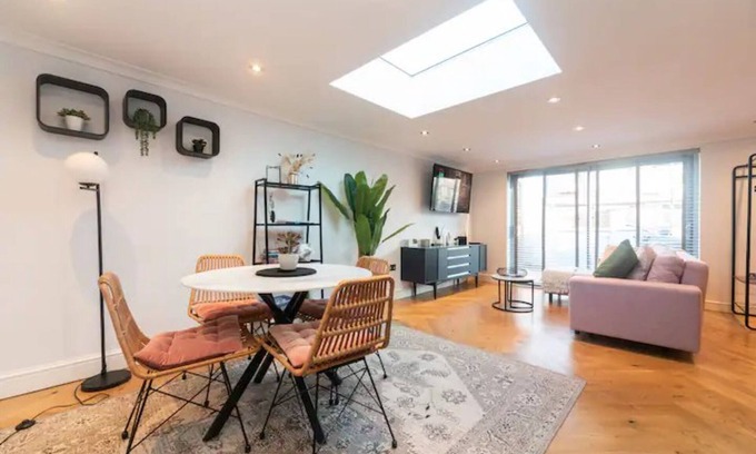 Merton House | Pass the Keys | Beautiful unique home with parking and EVcharging