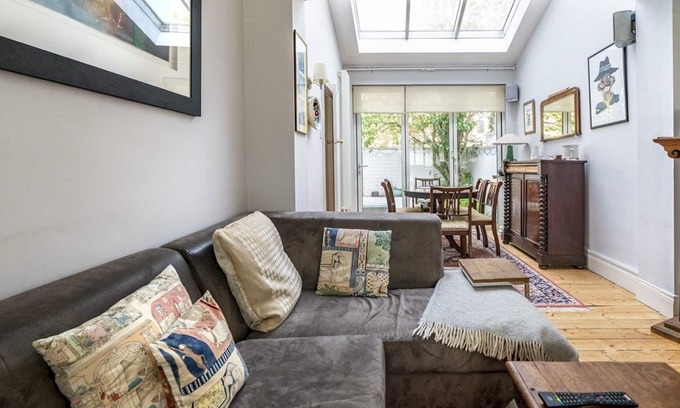 Belfast House | Pass the Keys | Charming Villa Tree lined Avenue Lots Nearby