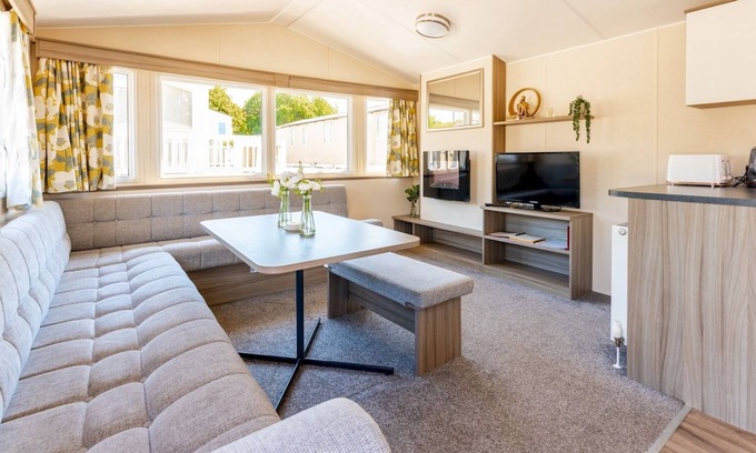 Wimborne House | Pass the Keys | Cheerful 2 bedroom caravan with parking