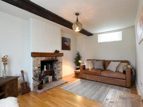 Southbourne House | Pass the Keys Cosy Cottage Retreat with Log Burner Beach Walks