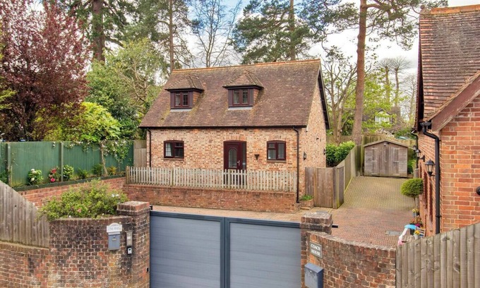 Five Oak Green House | Pass the Keys | Cute cottage in Pembury with parking