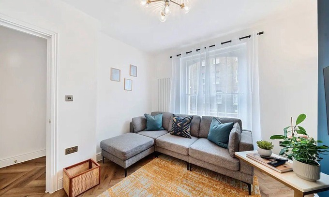 Whitechapel House | Pass the Keys | Exclusive London Townhouse w/Terrace