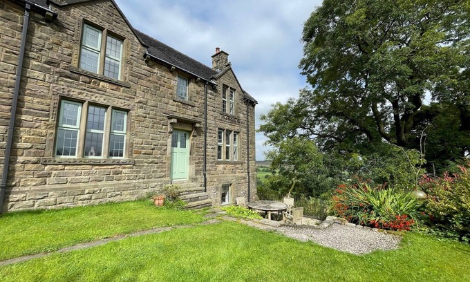 Longnor House | Pass the Keys | Idyllic Historical Country Retreat for 6 & Pets