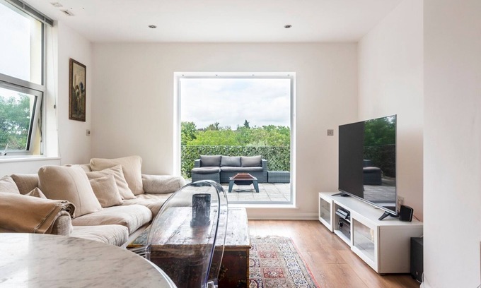 Hampton North Apartment | Pass the Keys | Luxurious Flat with Large Private Terrace
