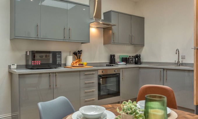 Madeley Apartment | Pass the Keys | Modern Apartment With Courtyard