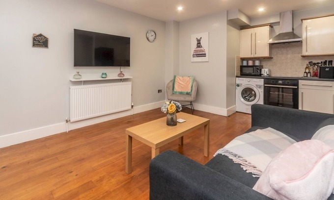 Northcote Apartment | Pass the Keys | Modern 2 BR with Patio 15 mins to Wimbledon Tennis