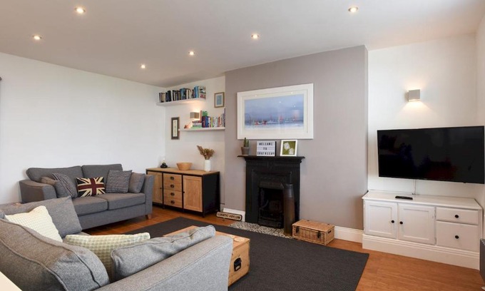Southsea Apartment | Pass the Keys Modern Seafront Apartment With Great Views Sleeps 4