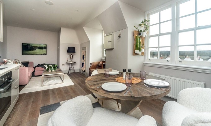 Twickenham Riverside Apartment | Pass the Keys | Opulent 2BR Flat Near The Thames