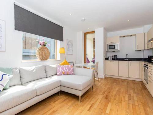 Oxford City Centre Apartment | Pass the Keys Oxford Castle - City Centre Apartment Balcony