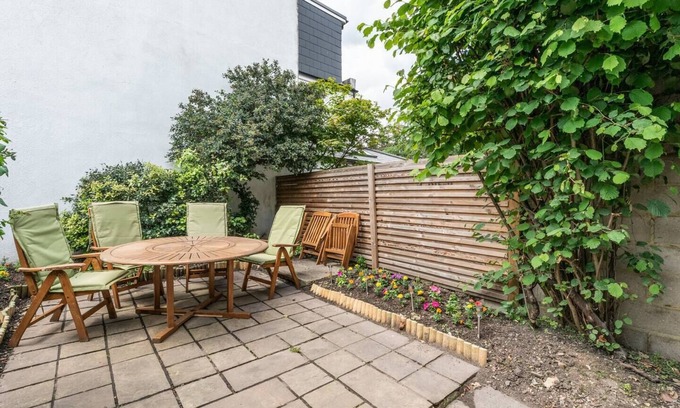 Abbey House | Pass the Keys | Perfect spot for Wimbledon! Relax and feel at home