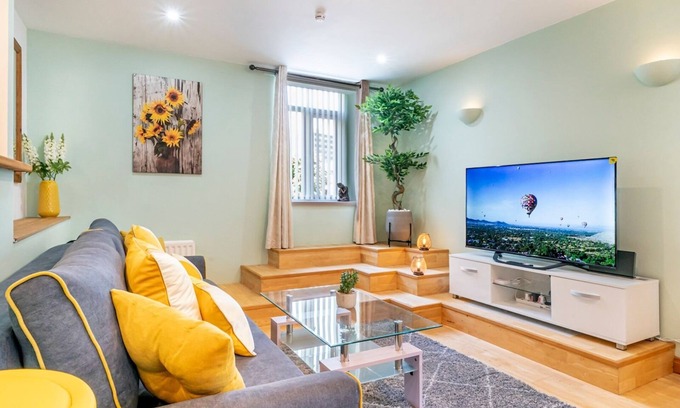 Belfast City Centre Apartment | Pass the Keys | Simply Stunning 2BR | City Centre | Queens Uni