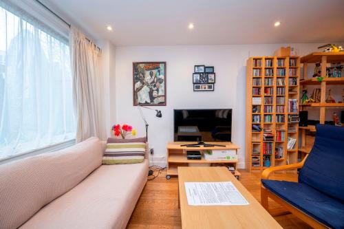 St. George's House | Pass the Keys Spacious 2BR w Free Parking Patio Near Tube