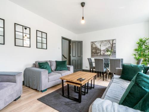 Queens Quarter Apartment | Pass the Keys Spacious Queens Uni Beside Cafes and Restaurants