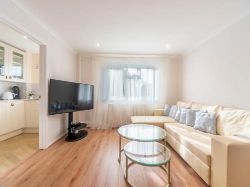 Worcester Park House | Pass the Keys Stylish 2 Bedroom Family Home