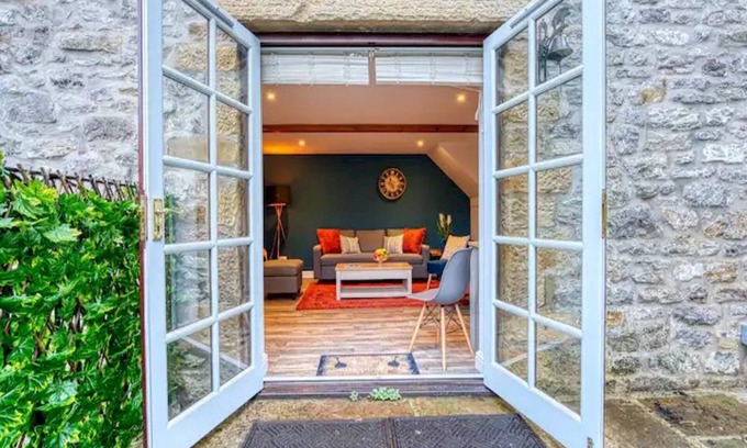 Bakewell Cottage | Pass the Keys | Stylish & Modern Bakewell Cottage for 4 & Parking