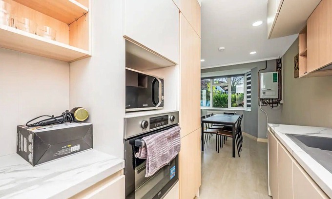 Larkhall House | Pass the Keys | Stylish Home| Garden|Ten Mins to Central London