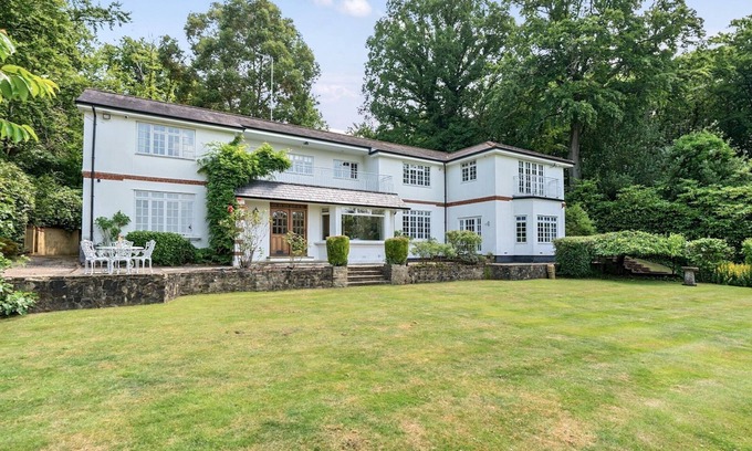 Runnymede House | Pass the Keys | Surrey Retreat – 5BR Hidden Gem
