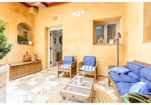 Old Town Apartment | PATIO-Caleta Beach Home by Cadiz4Rentals
